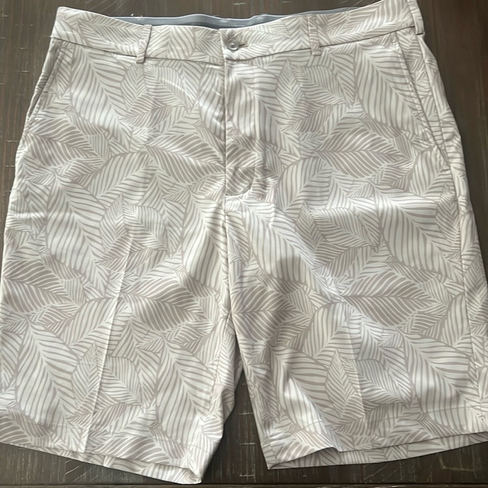Walter Hagen Palm golf shorts
